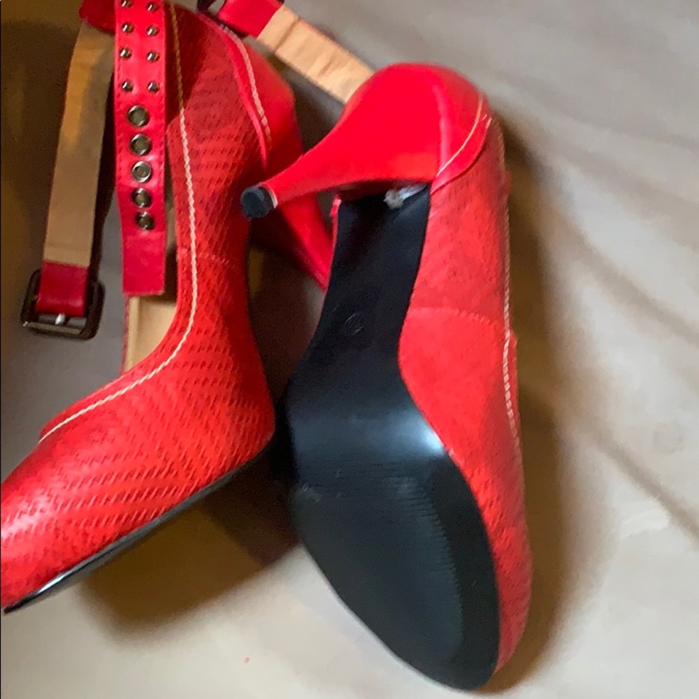 Heels - Picture 3 of 4